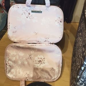FABFITFUNYumi Kim Hanging Train Case Pink Floral